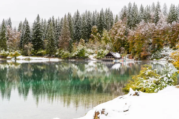 Vista Panoramica Del Lago Innevato Fusine — Foto Stock