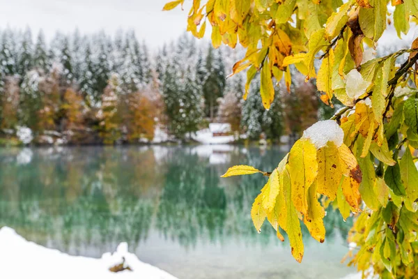 Landschappelijk Uitzicht Het Besneeuwde Meer Fusine Italië — Stockfoto