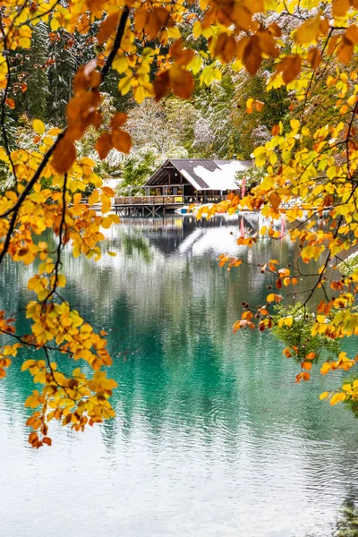 Landschappelijk Uitzicht Het Besneeuwde Meer Fusine Italië — Stockfoto