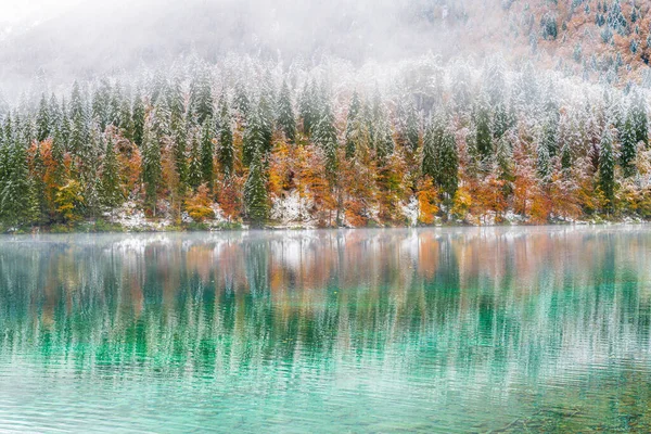 Landschappelijk Uitzicht Het Besneeuwde Meer Fusine Italië — Stockfoto