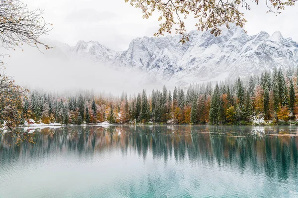 Karlı göl manzarası Fusine, İtalya 