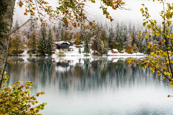 Landschappelijk Uitzicht Het Besneeuwde Meer Fusine Italië — Stockfoto