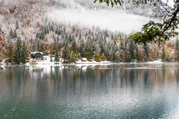 Landschappelijk Uitzicht Het Besneeuwde Meer Fusine Italië — Stockfoto