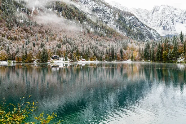 Scénický Pohled Zasněžené Jezero Fusine Itálie — Stock fotografie