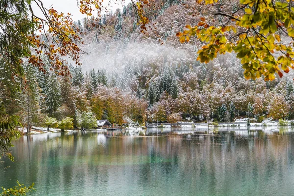 Сценічний Вид Сніжне Озеро Фусіне Італія — стокове фото