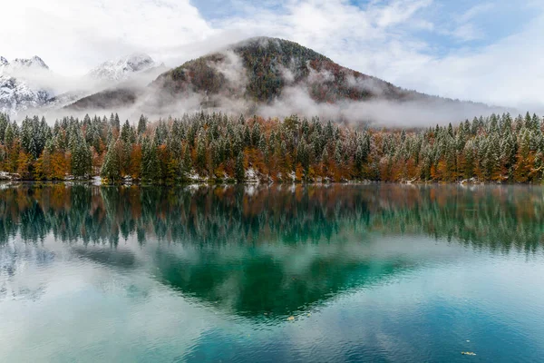 Озеро Фузине Осенью Италия — стоковое фото
