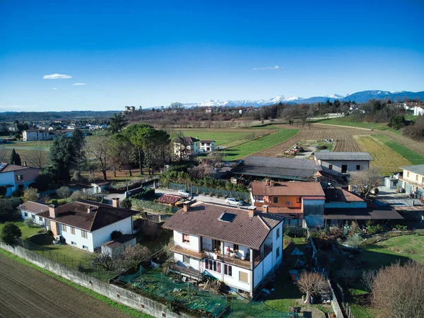 意大利卡塞纳公社农村景观 村屋和背景山脉的鸟瞰 — 图库照片