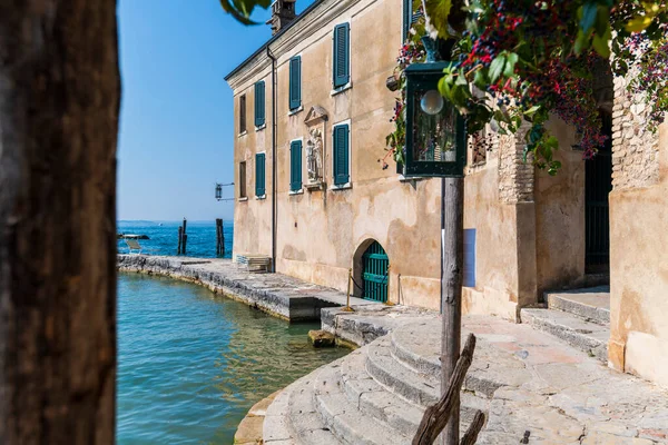 Kuzey İtalya 'daki Garda Gölü' nün çevresine bakın..