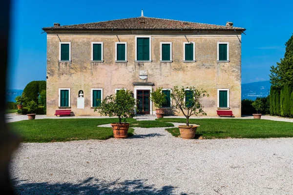 Kuzey İtalya 'daki Garda Gölü' nün çevresine bakın..