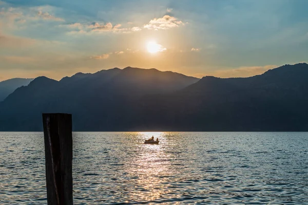 プンタサンヴィジリオ イタリア 静かな海の水 空とボート — ストック写真