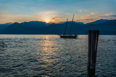 Kuzey İtalya 'daki Garda Gölü' nde akşam manzarası.