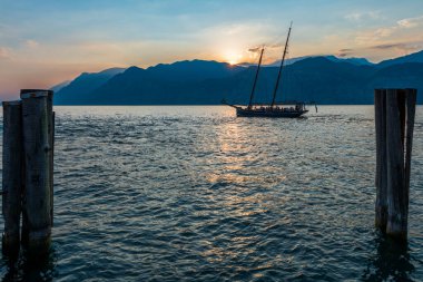 Kuzey İtalya 'daki Garda Gölü' nde akşam manzarası.