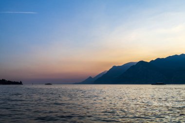 Kuzey İtalya 'daki Garda Gölü' nde akşam manzarası.