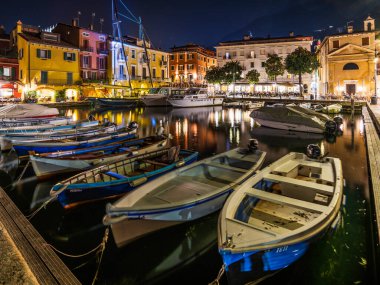Gece vakti, Punta San Vigilio, Verona, İtalya, liman kenti. 