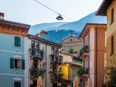 Punta San Vigilio, İtalya Verona ili, renkli evler. 