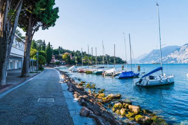 Punta San Vigilio, Verona ili, İtalya, küçük liman kasabası, tekneli deniz.