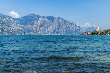 Kuzey İtalya 'daki Garda Gölü manzaralı..