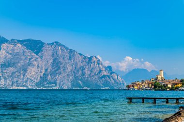 Kuzey İtalya 'daki Garda Gölü manzaralı..