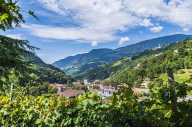 Chiusa şehri, Klausen Kuzey İtalya 'daki Güney Tyrol dağlarında yer almaktadır..