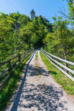 Chiusa şehri, Klausen Kuzey İtalya 'daki Güney Tyrol dağlarında yer almaktadır..