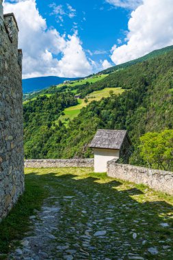 Chiusa şehri, Klausen Kuzey İtalya 'daki Güney Tyrol dağlarında yer almaktadır..