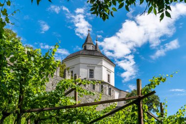 Chiusa şehri, Klausen Kuzey İtalya 'daki Güney Tyrol dağlarında yer almaktadır..