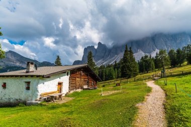 Dağlarda huzurlu bir yaz manzarası, köy ahşap evi, Santa Maddalena Köyü, İtalya 