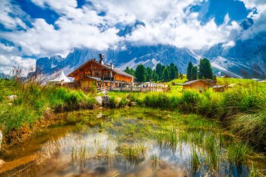 Evler ve göletler, Val di Funes Vadisi 'nin yaz manzarası, Santa Maddalena Köyü, Trentino Alto Adige bölgesi, İtalya, Avrupa 