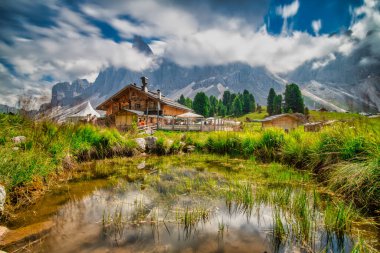 Evler ve göletler, Val di Funes Vadisi 'nin yaz manzarası, Santa Maddalena Köyü, Trentino Alto Adige bölgesi, İtalya, Avrupa 