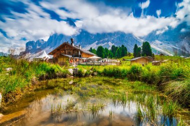 Evler ve göletler, Val di Funes Vadisi 'nin yaz manzarası, Santa Maddalena Köyü, Trentino Alto Adige bölgesi, İtalya, Avrupa 