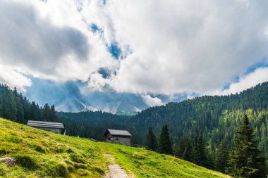 Dağlarda yaz manzarası, İtalya, Avrupa  