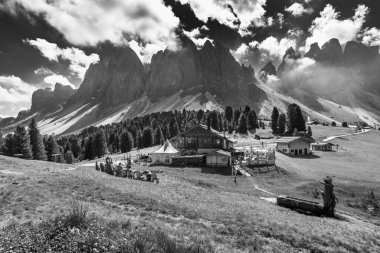 siyah beyaz fotoğraf, dağlarda yaz manzarası, İtalya, Avrupa kamp evi  