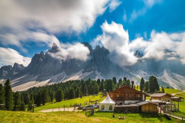 İtalya, dağlarda huzurlu bir yaz manzarası, Santa Maddalena Köyü 'nde evler 