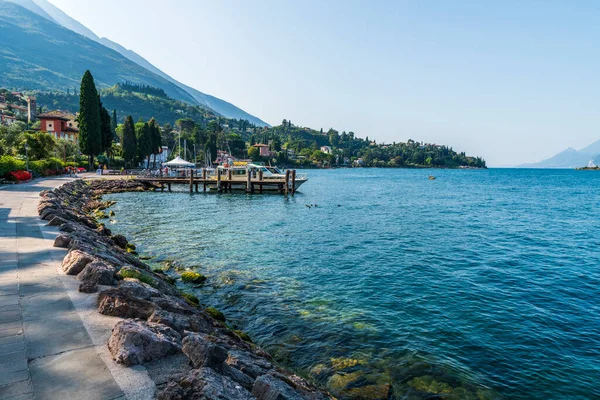 Kuzey İtalya 'daki Garda Gölü manzaralı..