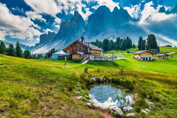 Domy Rybník Letní Krajina Údolí Val Funes Vesnice Santa Maddalena — Stock fotografie