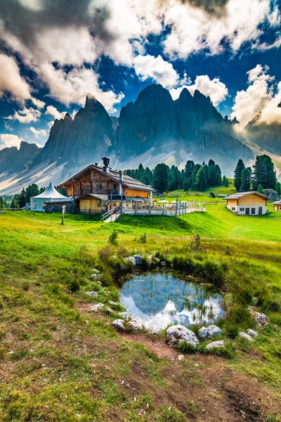 านและสระน อนของห บเขา Val Funes Santa Maddalena Trentino Alto Adige — ภาพถ่ายสต็อก