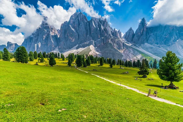 Yaz Manzarası Dağlarda Ağaçlarda Vadide Talya Avrupa — Stok fotoğraf