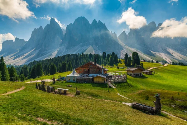 Ειδυλλιακό Καλοκαιρινό Τοπίο Στα Βουνά Ιταλία Σπίτια Στο Χωριό Santa — Φωτογραφία Αρχείου
