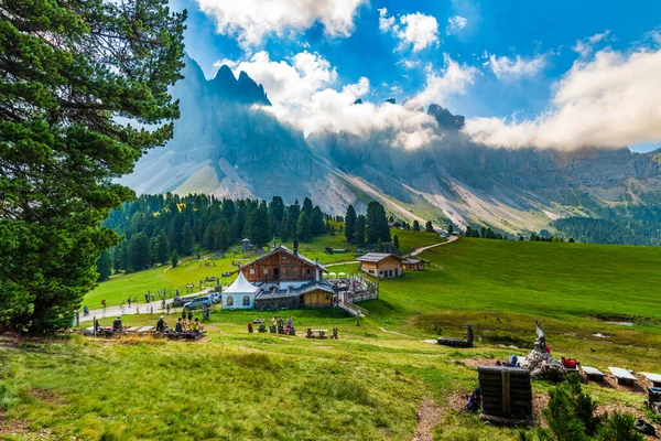 Idyllische Sommerlandschaft Den Bergen Italien Häuser Dorf Santa Maddalena — Stockfoto