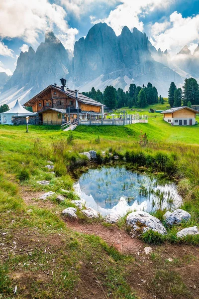 Paysage Estival Montagne Italie Europe Étang Avec Maisons — Photo