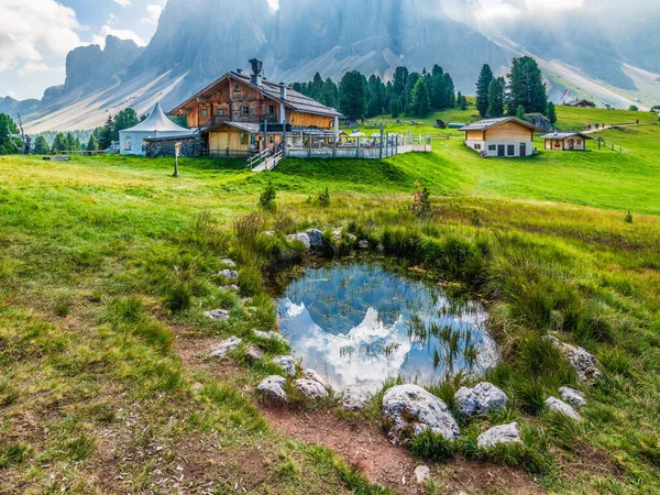 Letni Krajobraz Górach Włochy Europa Staw Domami — Zdjęcie stockowe