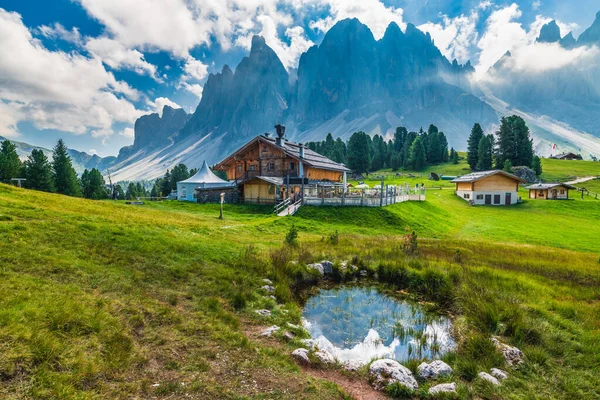 Zomer Landschap Bergen Italië Europa Vijver Met Huizen — Stockfoto