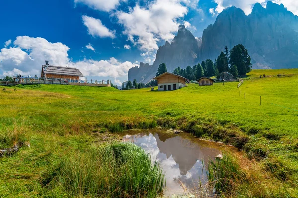 Paisaje Verano Las Montañas Italia Europa Estanque Con Casas —  Fotos de Stock