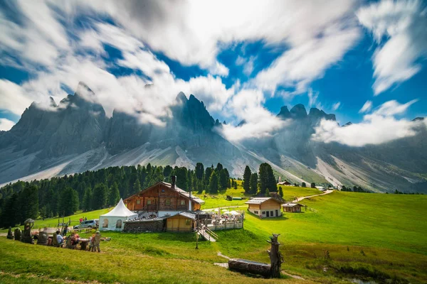 Idyllisch Zomer Landschap Bergen Italië Huizen Santa Maddalena Village — Stockfoto