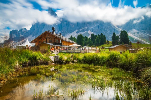 山の中の夏の風景 イタリア ヨーロッパ 家と池 — ストック写真
