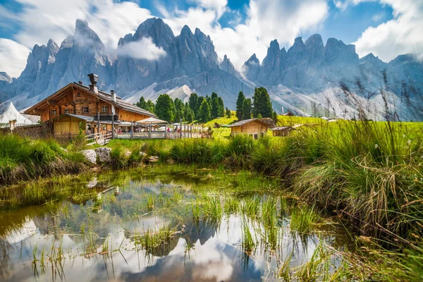 Letni Krajobraz Górach Włochy Europa Staw Domami — Zdjęcie stockowe