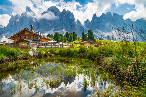 Letní Krajina Horách Itálie Evropa Rybník Domy — Stock fotografie