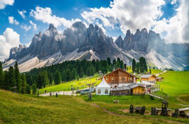 İtalya, dağlarda huzurlu bir yaz manzarası, Santa Maddalena Köyü 'nde evler 