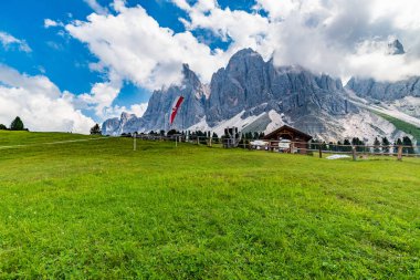 İtalya, dağlarda huzurlu bir yaz manzarası, Santa Maddalena Köyü 'nde evler 