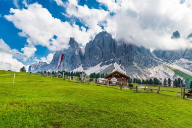İtalya, dağlarda huzurlu bir yaz manzarası, Santa Maddalena Köyü 'nde evler 
